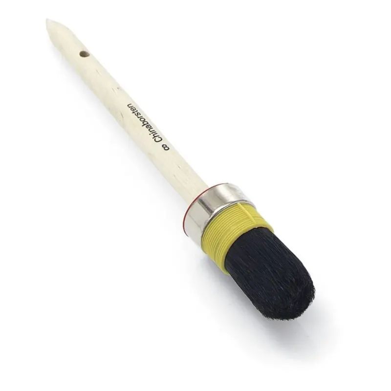 Der Nölle Profi Brush Handwerker-Ringpinsel verfügt über einen Holzgriff mit schwarzem Schriftzug, der Handwerkerqualität unterstreicht. Er hat eine Metallzwinge und ein gelbes Band mit rein schwarzen chinesischen Borsten.