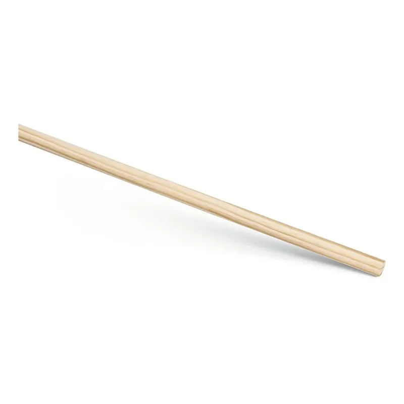 Ein einzelner Nölle Profi Brush Besenstiel 24x1.200 mm von Nölle Profi Brush Bürsten- & Pinseltechnik e.K. ist schräg auf weißem Grund abgebildet, mit hellem Pinus Taeda-Holz und schlichtem Dübelstangen-Design.