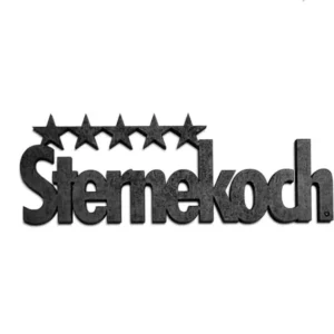 Schwarzer Holzschriftzug mit der Schrift "Sternekoch" und darüber sind fünf Sterne abgebildet
