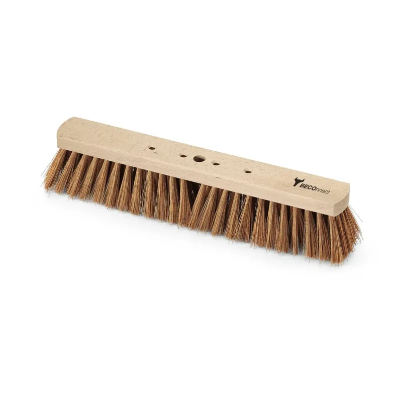 Der Nölle Profi Brush BECOnnect Saalbesen Poly-Kokos Holzkörper von Nölle Profi Brush Bürsten- & Pinseltechnik e.K. hat einen robusten Holzkörper, dichte Poly-Kokos-Borsten, drei Grifflöcher an der Oberseite und ein kleines aufgedrucktes Logo an einem Ende.