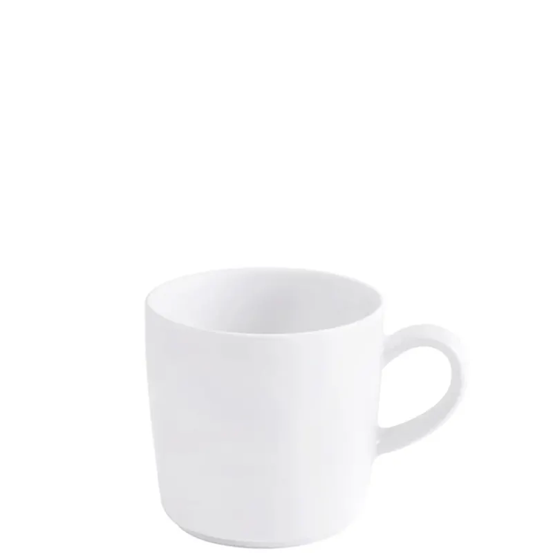 Weißer Kaffeebecher ohne Muster, mit gerader Form und leicht abgerundetem Rand. Der Becher steht auf einem hellen Hintergrund und hat eine bequeme Griffstelle. Innen ist er ebenfalls weiß und wirkt schlicht und elegant. Ideal für Kaffee, Tee oder Heißgetränke.