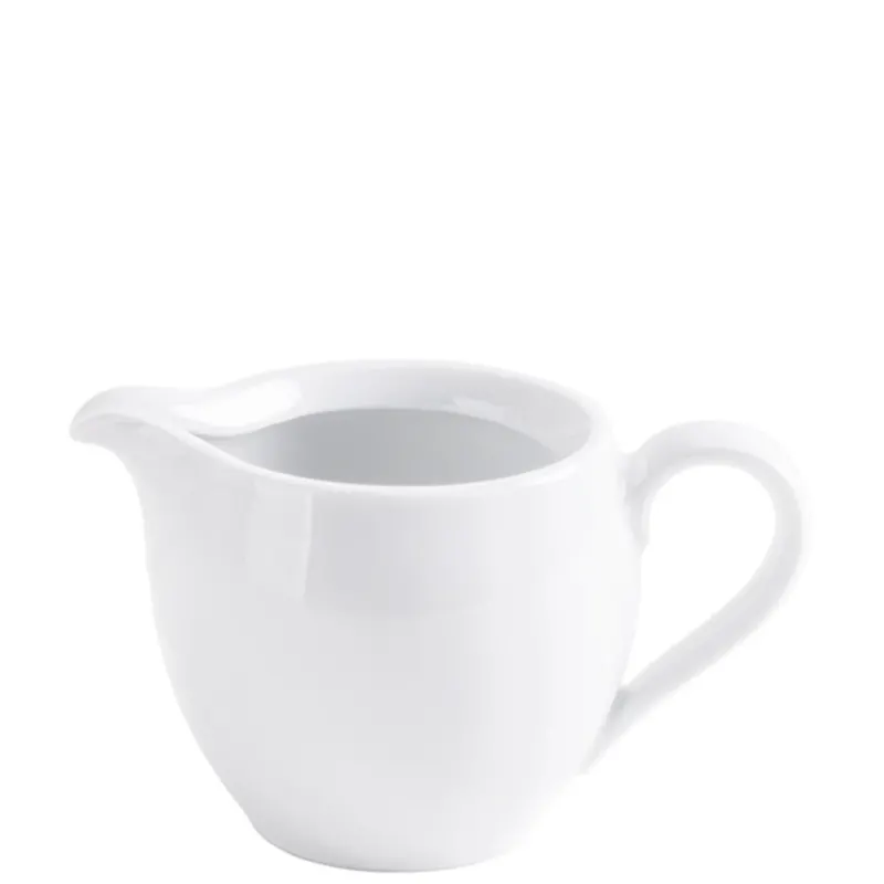Weißes Porzellan-Kännchen mit einem geschwungenen Ausguss und einem stabilen Griff. Das Kännchen hat eine glatte Oberfläche und einen schlichten, eleganten Stil, ideal für den Einsatz bei Tisch, um Soßen oder Sahne zu servieren.