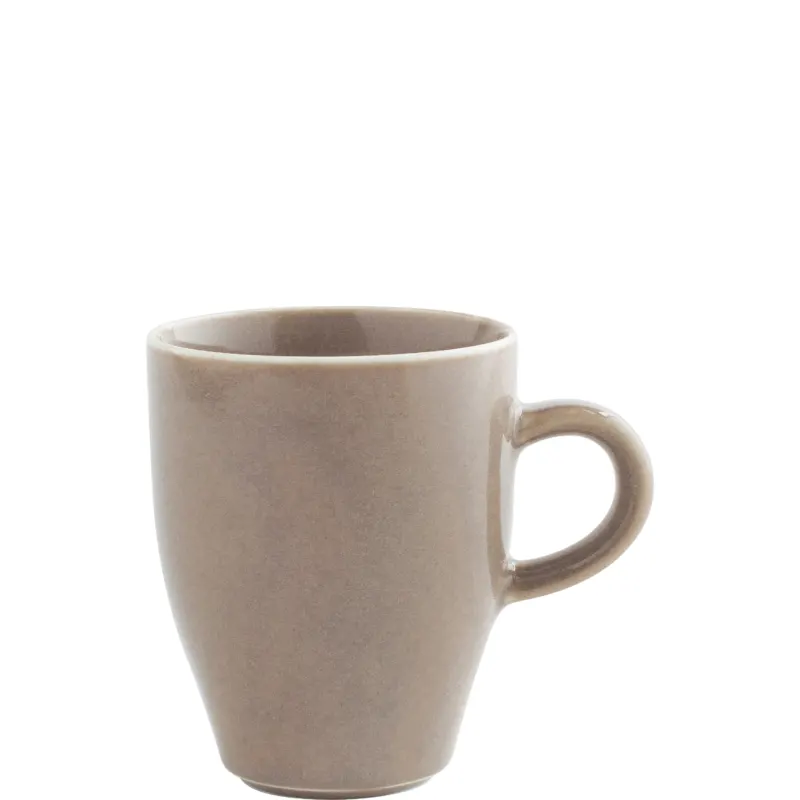 Ein beigefarbener Kaffeebecher aus Keramik mit einer leicht konischen Form. Der Becher hat einen robusten Henkel und eine glänzende Oberflächenbeschaffenheit. Er steht aufrecht auf einem weißen Hintergrund, wobei der Fokus auf der klaren Linienführung und der sanften Farbgebung liegt. Ideal für den täglichen Gebrauch und als stilvolles Küchendekor.