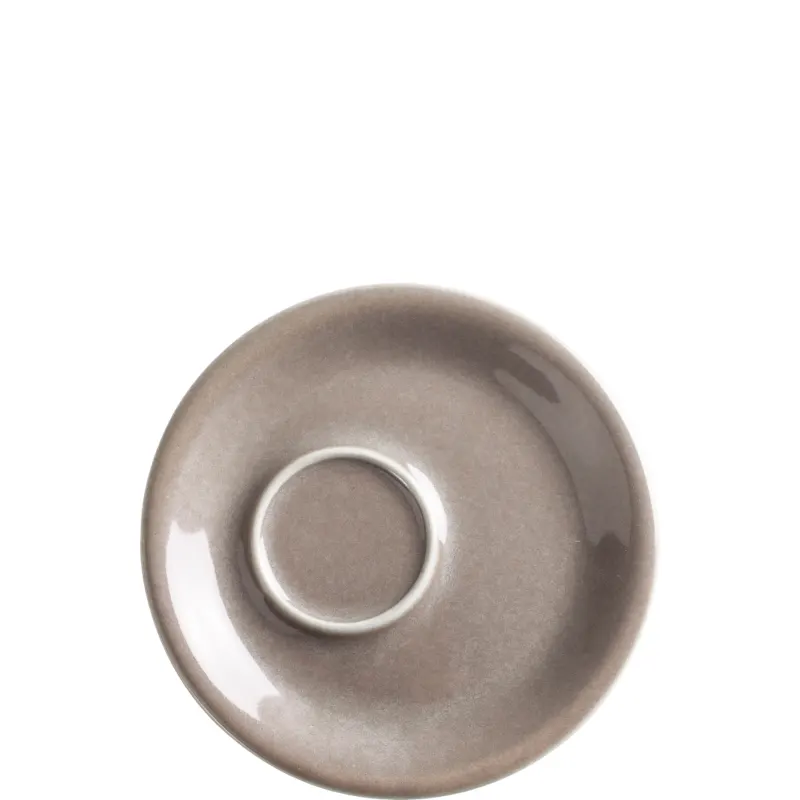 Rundes, flaches Geschirr aus Keramik in einem sanften Grauton. In der Mitte befindet sich eine Vertiefung, vermutlich für eine Tasse oder ein Glas. Die Oberfläche hat einen glatten, glänzenden Finish, das Licht reflektiert. Der Rand des Tellers ist leicht erhöht und verleiht ihm eine elegante Form.