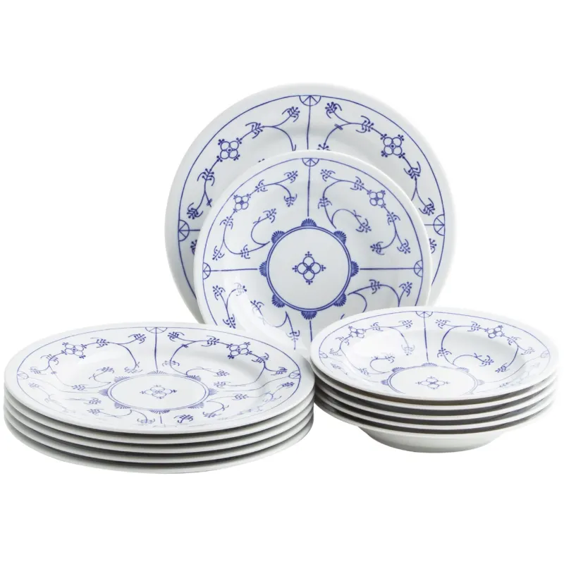 Set aus mehreren Teller, das eine klassische weiße Porzellangestaltung mit blauen floralen Mustern zeigt. Im Vordergrund sind mehrere flache Teller gestapelt, während im Hintergrund ein paar Teller übereinander liegen. Die Teller zeichnen sich durch eine elegante und geschwungene Linienführung sowie dekorative Motive aus Blumen und Ranken aus. Ideal für festliche Anlässe oder als Tischgedeck.