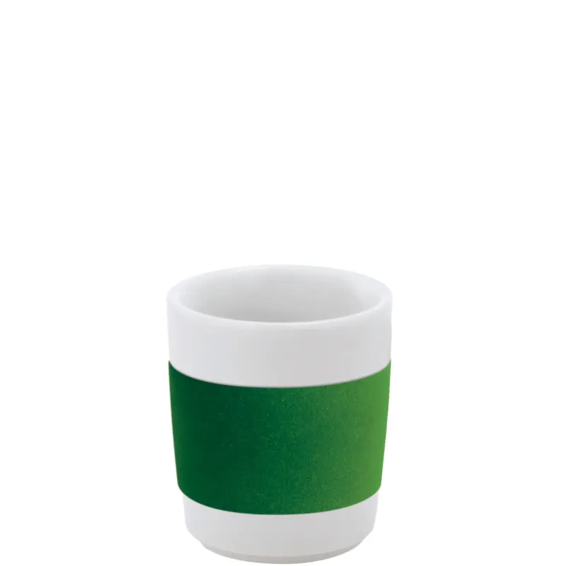 Ein weißer Becher mit einer grünen, glänzenden Umrandung in der Mitte. Der Becher hat eine runde Form und steht auf einer neutralen Oberfläche. Der innere Rand des Bechers ist ebenfalls weiß, und die grüne Umrandung hebt sich deutlich vom restlichen Becher ab. Ideal für heiße Getränke oder als dekoratives Element.