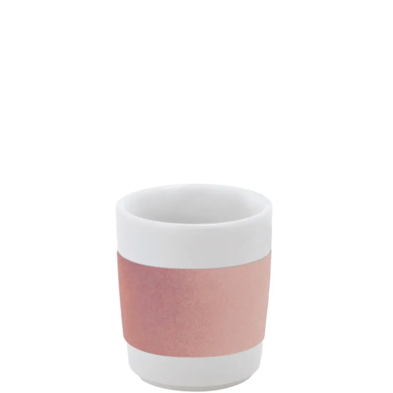 Ein weißer Keramikkruge mit einem glänzenden, rosafarbenen Streifen in der Mitte. Der Becher hat eine schlichte, moderne Form und steht auf einer weißen Fläche. Im Inneren ist der Becher leicht gewölbt. Der rosafarbene Streifen verleiht dem Design eine elegante Note, während das gesamte Objekt einen minimalistischen Stil zeigt.