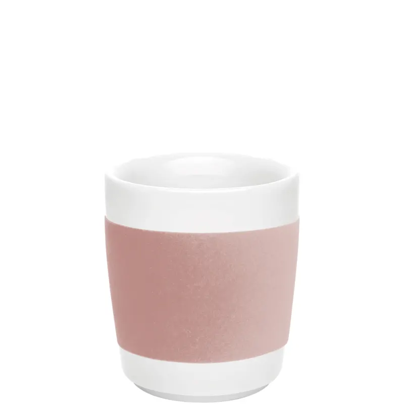 Ein moderner Kaffeebecher mit glänzendem, weißem Deckel und einem matten, zart rosa Farbbereich in der Mitte. Der Becher hat eine schlichte, runde Form und steht auf einer stabilen Basis. Die Innenseite ist ebenfalls weiß und glatt. Der Kontrast zwischen dem glatten Weiß und dem matten Rosa verleiht dem Becher ein elegantes Aussehen, ideal für den Einsatz zu Hause oder im Büro.