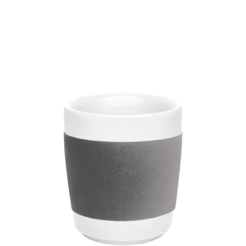 Ein weißer Kaffeebecher mit einem grauen, matten Streifen um die Mitte. Die Innenfläche des Bechers ist ebenfalls weiß, während die äußere Fläche eine sanfte, matte Textur aufweist. Der Becher hat eine runde Form und eine leicht nach oben geschwungene Öffnung. Er steht auf einer glatten, hellen Oberfläche. Die Gestaltung ist modern und minimalistischer Natur.