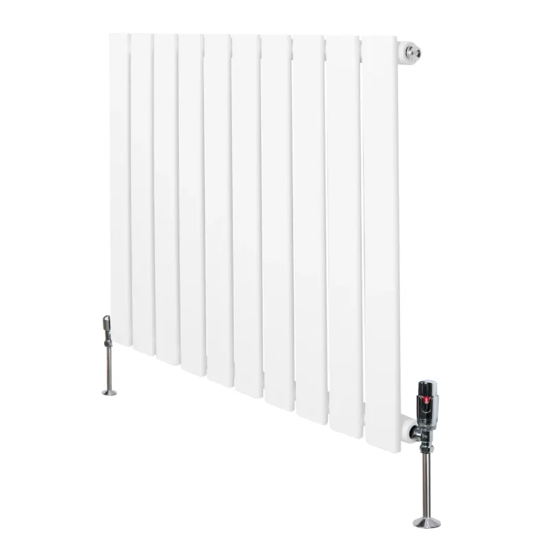 Flachheizkörper in Weiß, 600mm x 700mm, mit glatten, vertikalen Lamellen und modernen Ventilen, ideal für effiziente Raumheizung