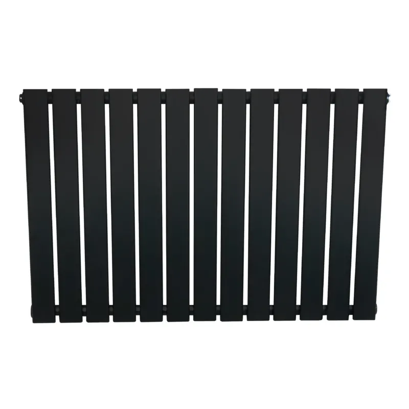 Flachheizkörper in elegantem Schwarz, 600mm x 910mm, mit vertikalen Lamellen und glatter, mattschwarzer Oberfläche für moderne Innenräume