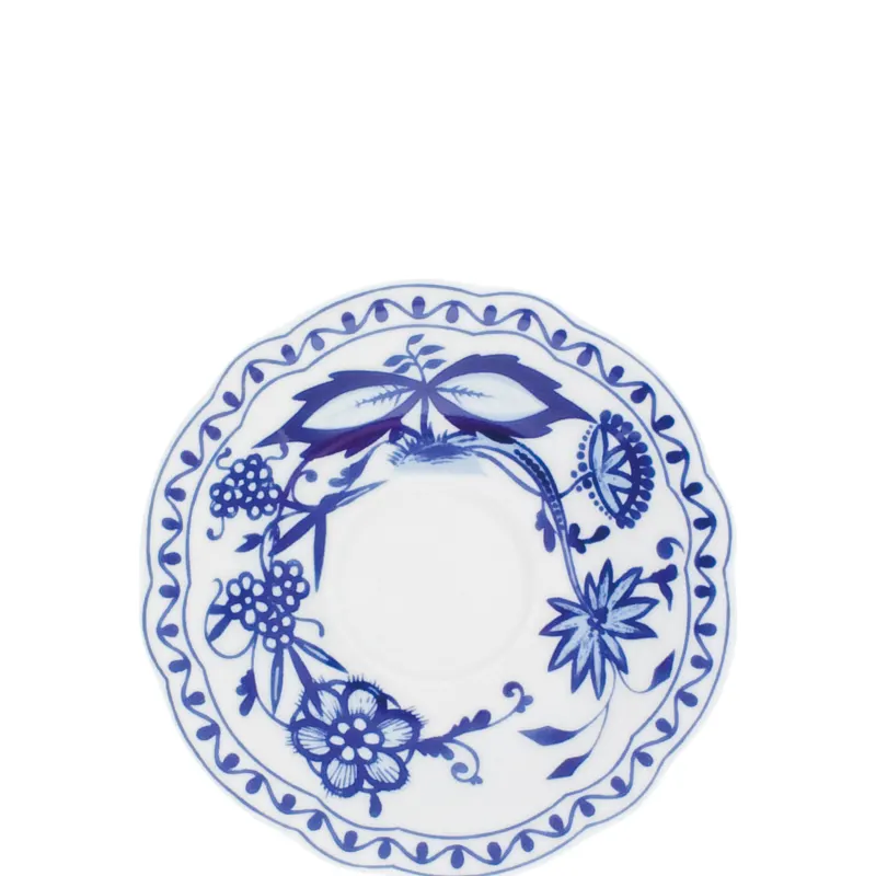 Ein flacher Teller aus Porzellan mit einem romantischen blauen Blumendesign. Das Muster umfasst verschiedene florale Elemente, darunter große Blumen und Blätter, die harmonisch um den Rand des Tellers angeordnet sind. Der innere Bereich des Tellers ist schlicht, was den Fokus auf die kunstvollen Verzierungen lenkt. Der Teller hat eine runde Form und eine klare, glänzende Oberfläche, die ihm ein elegantes Aussehen verleiht. Ideal für den Einsatz bei festlichen Anlässen oder als dekoratives Element.
