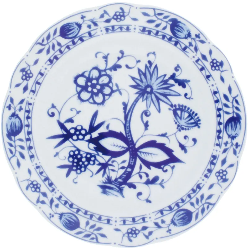 Ein rundes, weißes Geschirr mit blauer Dekoration. Der Rand ist sanft gewellt. In der Mitte sind florale Muster abgebildet, darunter stilisierte Blumen und Blätter, umgeben von einem filigranen Gürtel aus kleinen Blüten und Blattmustern. Die gesamte Gestaltung vermittelt einen klassischen, eleganten Look, der traditionelles Keramikdesign widerspiegelt.