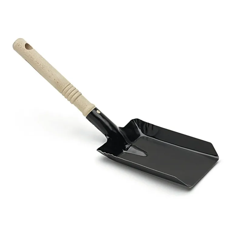 Die Nölle Profi Brush Kohleschaufel hat eine 38x11 cm große, schwarz lackierte Metallklinge und einen hellen Holzgriff, der vor einem schlichten weißen Hintergrund abgebildet ist. Marke: Nölle Profi Brush Bürsten- & Pinseltechnik e.K.