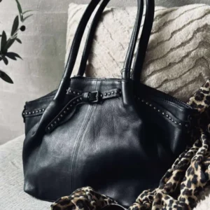 Schultertasche mit Nieten - Black