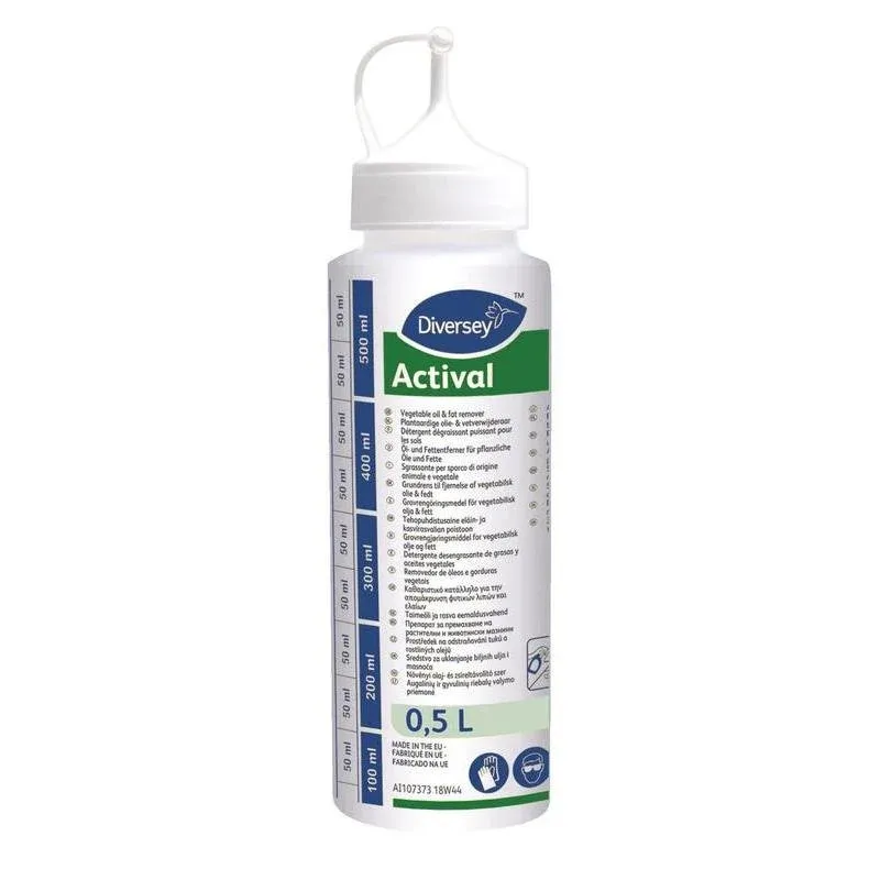 Eine 0,5-Liter Actival Dosierflasche für Diversey Actival von Diversey Deutschland GmbH & Co. OHG mit Dosierhilfe, mehrsprachigem Etikett zur Pflanzenöl- und Fettentfernung und blau-grünem Design.
