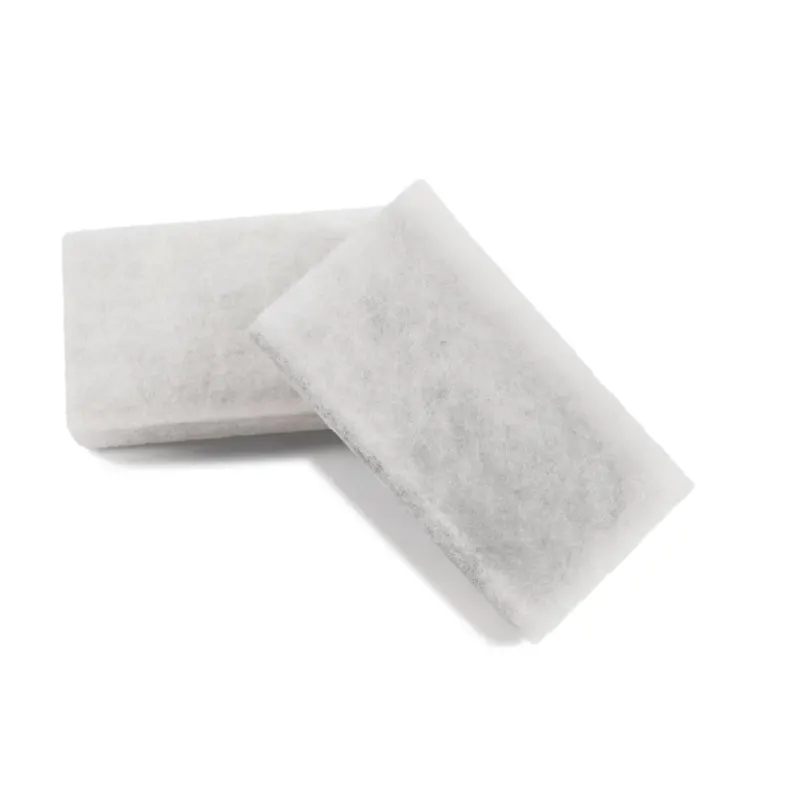 Zwei rechteckige weiße TASKI AERO Abluftfilter Pads von Diversey Deutschland GmbH & Co. OHG überlappen sich auf weißem Grund und zeigen eine faserige Struktur - ideale Ersatzpads für TASKI AERO Absauganlagen. Karton enthält 10 Packungen.