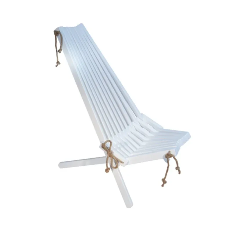 Ein Holzsessel mit Seilzug in Weiß von Ecofurn