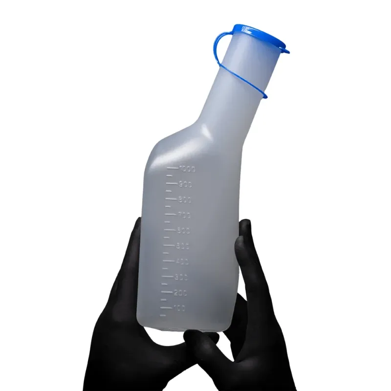 Ein Paar schwarz behandschuhter Hände hält die AMPri PP Urinflasche für Männer, eine rechteckige Urinflasche für Männer der AMPri Handelsgesellschaft mbH. Die Flasche mit blauem Deckel und Messskala an der Seite ist aus durchscheinendem Polypropylen gefertigt und mit einem autoklavierbaren, gebogenen Hals versehen, der sich vom schlichten weißen Hintergrund abhebt.