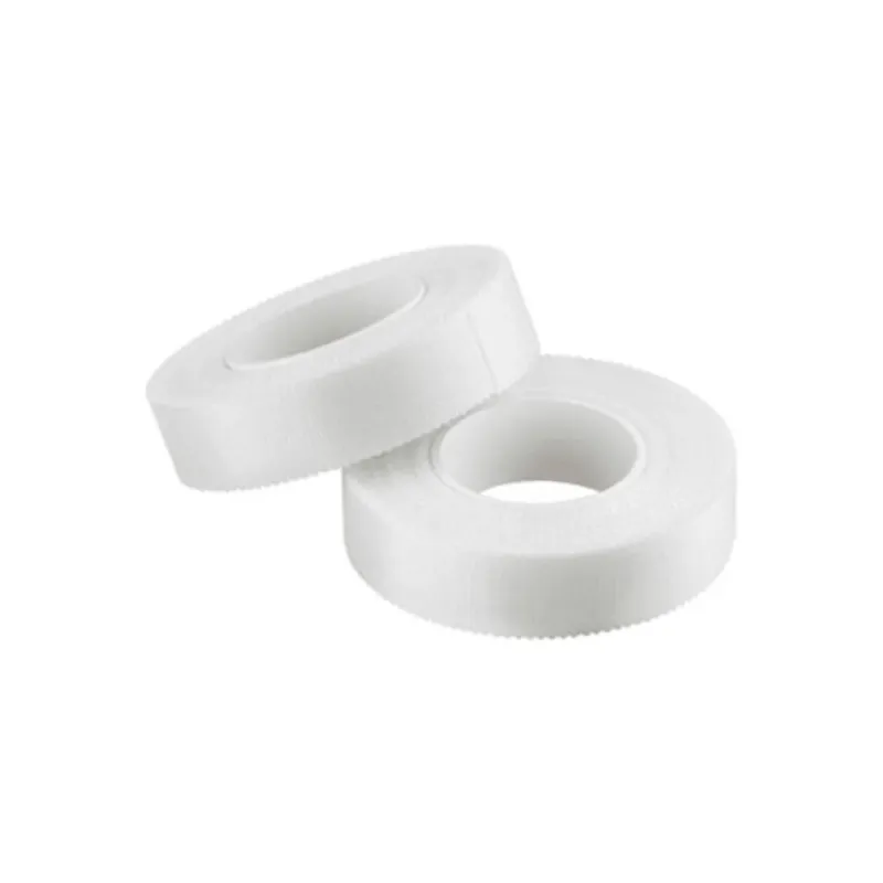 Zwei Rollen B.Braun ASKINA Silk Seidenpflaster mit den Maßen 2,5 cm x 5 m sind auf einem weißen Hintergrund gestapelt. Hergestellt von B. Braun Deutschland GmbH & Co. KG, bieten diese hautfreundlichen Bänder sichere Haftung für den medizinischen oder allgemeinen Gebrauch. Jede Rolle verfügt über einen zentralen Kartonkern, der eine einfache Anwendung und zuverlässige Leistung gewährleistet.