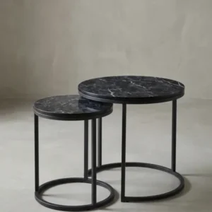 Runder Beistelltisch im Profil, der die Höhe von 45 cm und das minimalistische Design des Metallgestells zeigt. Ideal als kleiner Wohnzimmertisch neben der Couch._#sku_BARWL6.251#
