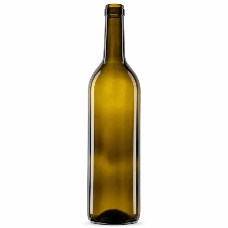 Bordeauxflasche 750 ml aus antikgrünem Glas mit geradwandigem Körper, ausgeprägten Schultern, langem Hals und Korkmündung, frontal stehend dargestellt.