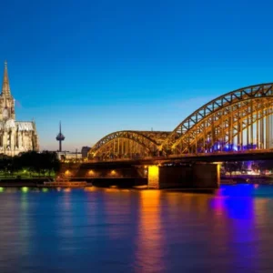 Duschrückwand-Hohenzollern Brücke Köln in der Nacht