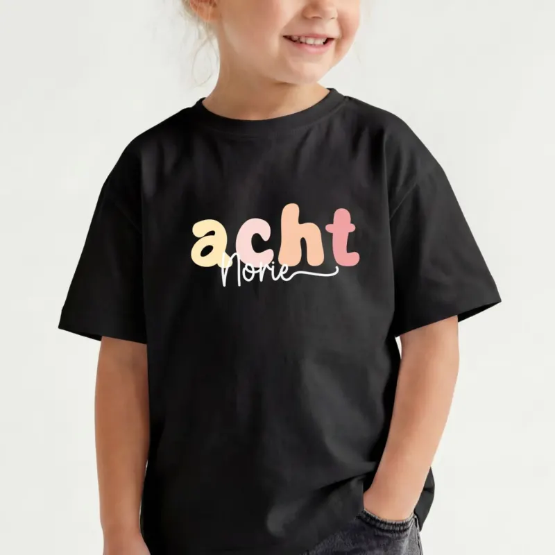 Geburtstagsshirt (schwarz) für Mädchen, personalisiert mit farbiger Altersangabe (Zahlwort) und Name in Kalligrafie