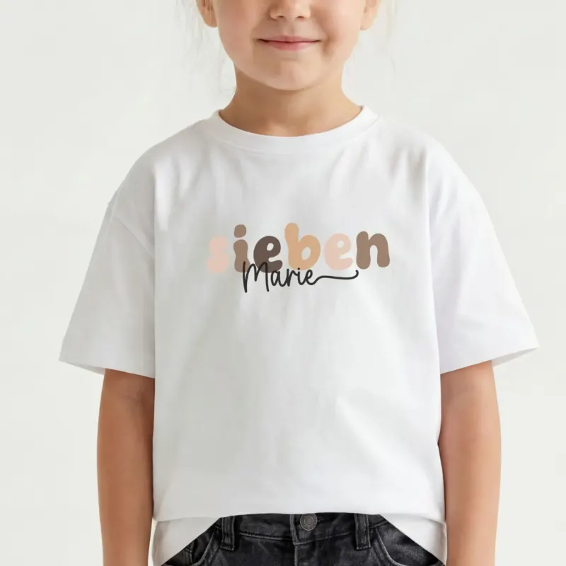 Geburtstagsshirt (weiß) für Mädchen, personalisiert mit farbiger Altersangabe (Zahlwort) und Name in Kalligrafie
