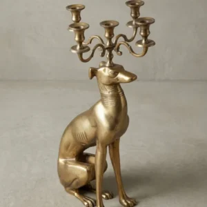 Gesamtüberblick des extravaganten Kerzenständers aus massivem Aluminium, der als goldene Hundefigur ein Highlight in jedem Raum darstellt._#sku_SAFWL7.191#