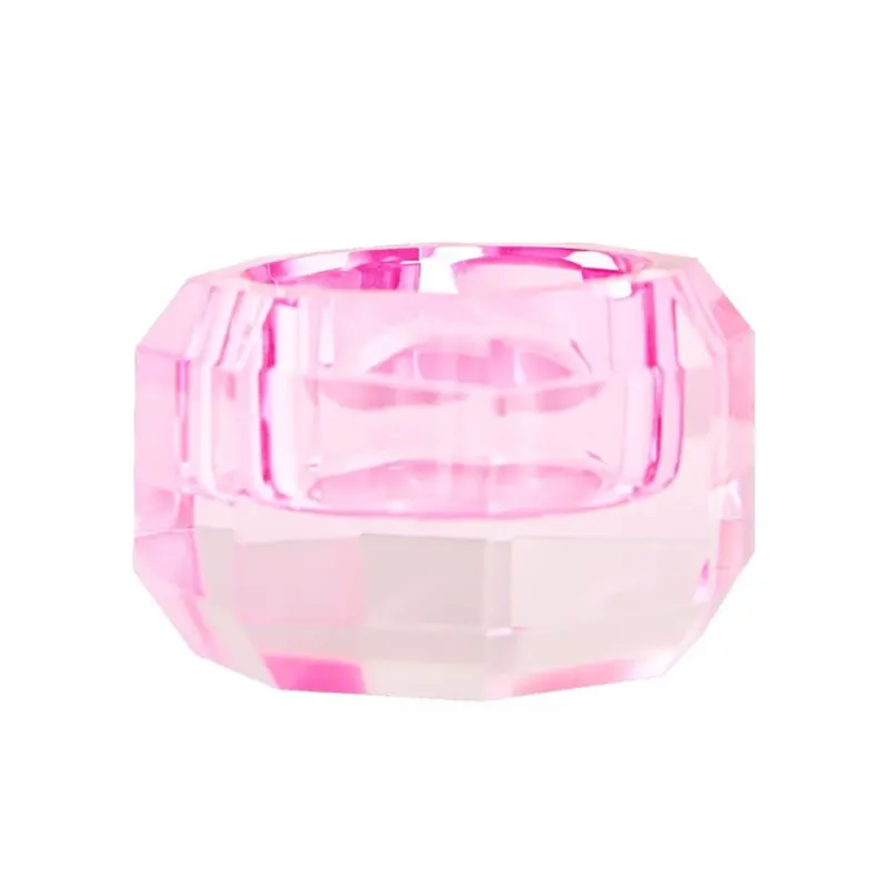 Ein kleiner Dioptrics Kerzenhalter aus Glas in Pink Kristall-Optik, bestehend aus mehreren geometrischen Flächen. Der Kerzenhalter hat eine moderne, facettierte Optik, die das Licht reflektiert