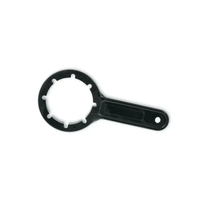 Der Kanisterschlüssel der Meditrade GmbH ist ergonomisch aus schwarzem Kunststoff gefertigt und hat einen runden Kopf mit sechs Zinken und einen flachen Griff mit Loch für eine einfache Handhabung. Dieses Werkzeug ist ideal zum Öffnen von 5-Liter- oder 10-Liter-Behältern und wird auf weißem Hintergrund präsentiert.