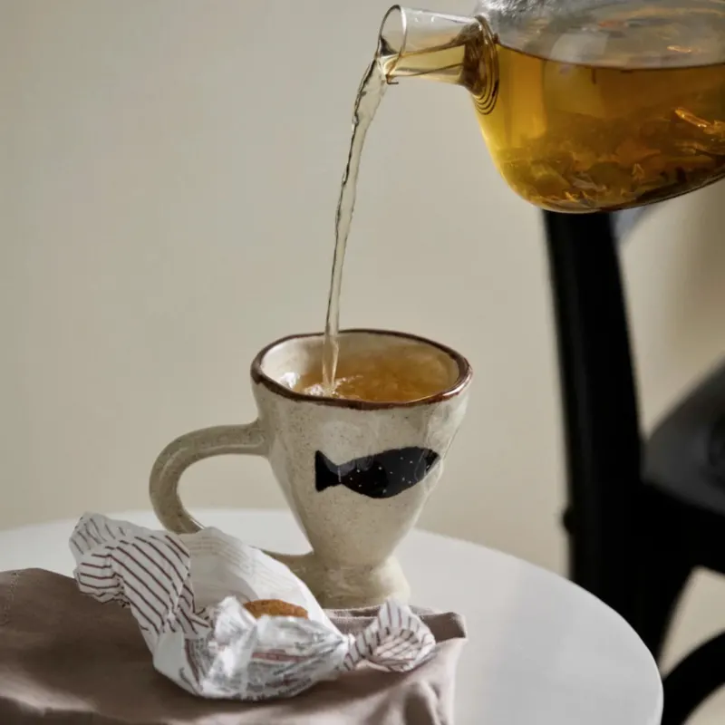 Tasse mit Henkel und Fischmotiv