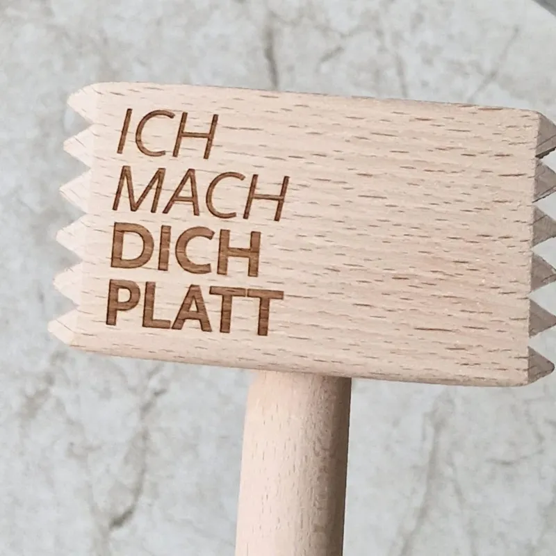 Ein Fleischhammer mit dem Spruch ''Ich mach DICH PLATT'' eingestanzt in den Holz Hammer