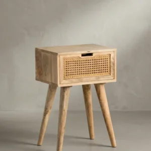 Freigestellte Frontalansicht der Nachtkonsole aus massivem Mangoholz, die schlanke Silhouette mit ausgestellten Beinen und die Schublade mit Wiener Geflecht zeigend._#sku_SAFWL6.807#