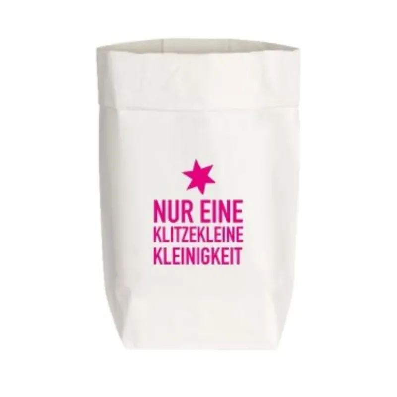 Eine Papiertüte auf welcher ein Lustiger spruch NUR EINE KLITZKLEINE KLEINIGKEIT drauf steht