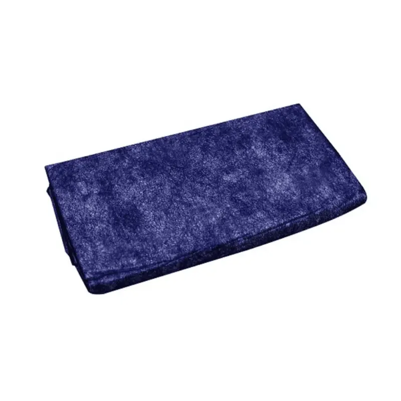 Die Rescue Trade Einmal-Patientendecke, Papierfüllung, blau – 340 g | 1 Stück von Rescue Trade OHG ist sauber auf einem schlichten weißen Hintergrund ausgerichtet. Der blaue Stoff wirkt leicht meliert, hat eine samtartige Textur und verfügt über antistatische Eigenschaften.