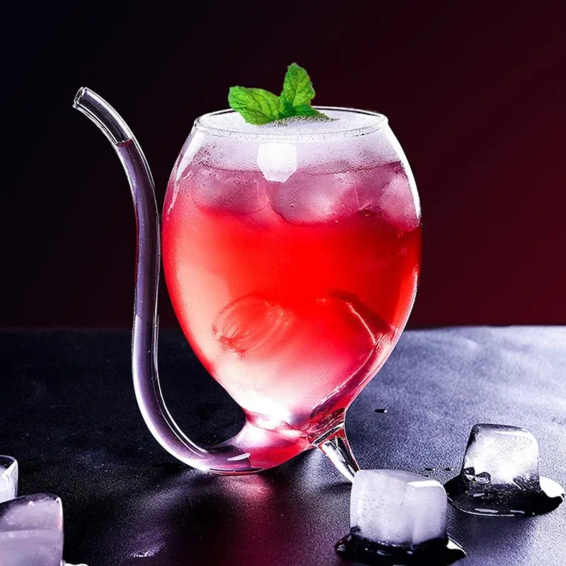 Elegant Curved Art-Inspired Cocktail Glass - Image 0