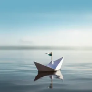 Spritzschutz-Papierboot auf ruhigem Meer