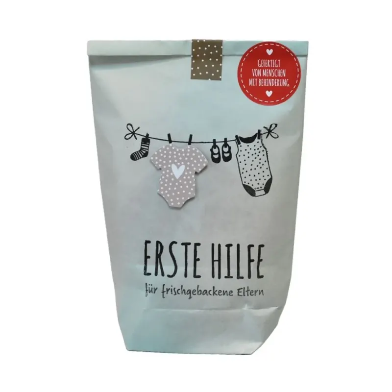 Wundertüte mit einem aufdruck von einem Kleiderseil an dem Baby Kleidung angehangen ist und der Schrift "Erste Hilfe für frischgebackene Eltern"
