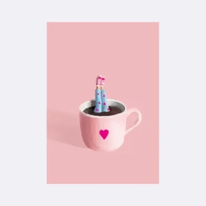 Postkarte mit Kaffeetasse, in der zwei Beine mit Socken und Herzen sichtbar sind