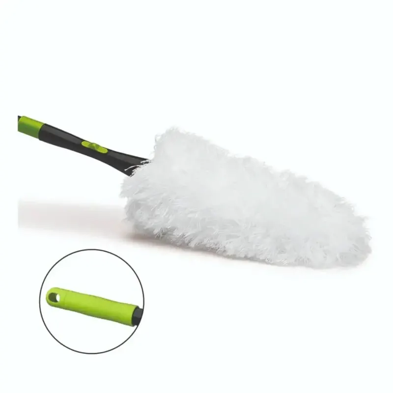 Weißes flauschiges auto detailing staubwedel mit schwarzem und limettengrünem griff aus mikrofaser mit teleskopstiel 195cm